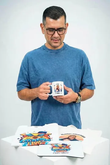 Johan Torres con una taza y ejemplos de productos sublimados