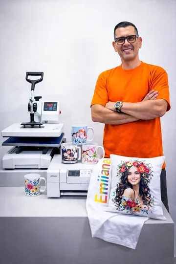Johan Torres presentando artículos personalizados